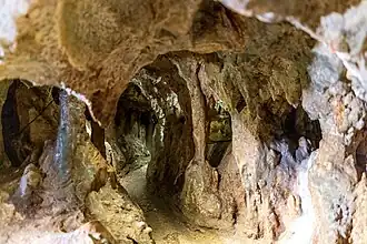 Gang innerhalb der Grotte