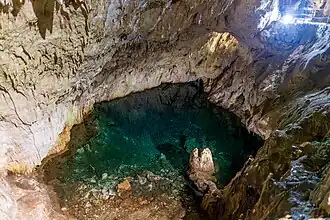 "See" innerhalb der Grotte