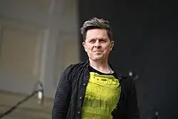 Michael Patrick Kelly betritt die Bühne in Wiesbaden.