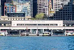 Der Bahnhof Circular Quay vom Port Jackson aus gesehen