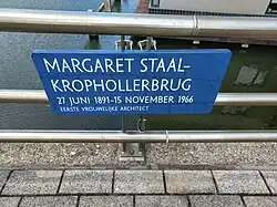 Namensschild an der Margaret Staal-Krophollerbrug in der Van Eesterenlaan, Amsterdam-Oost