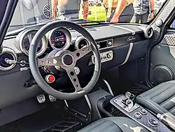 Sportlenkrad und Armaturenbrett mit Tachometer und Drehzahlmesser