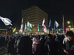 Aufnahme von Zivilisten, die in Südkorea gegen die Verhängung des Kriegsrechts demonstrieren (2024)