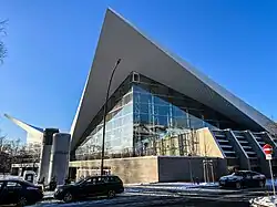 Blick auf die Alsterschwimmhalle von der Ifflandstraße, Ecke Schröderstraße (Januar 2024)