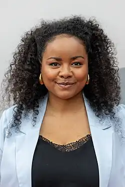 Porträt Catherine Chikosi in schwarzem Oberteil und weißer Bluse