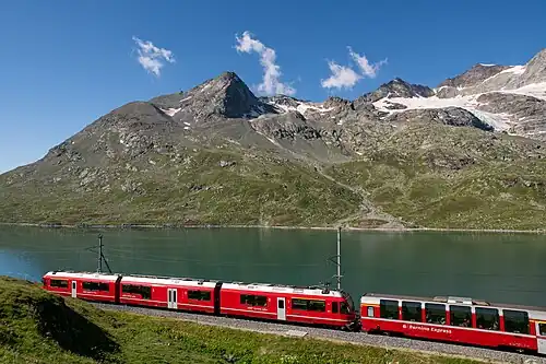 Berninabahn am Lago Bianco, im Hintergrund der markante Sassal Mason