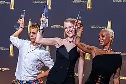 David Ali Rashed, Klara Lange und Nura Habib Omer halten ihre Fernsehpreise in die Kamera