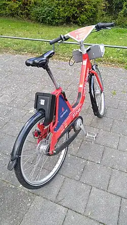 Das rote Stadtrad mit der Nummer 31246 steht an der Fahrradmietstation. Es benötigt kein Anschlußkabel, sondern gild als zurückgegeben, wenn es mit seinem Schloß gesichert ist.