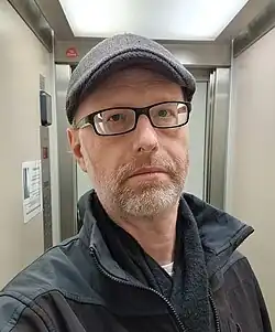 Harald Havas, 2024, Selbstporträt im Aufzug