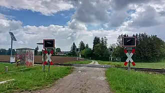und zweiter Bahnübergang bei Haus