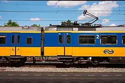 Blick auf den Stromabnehmer und einen Wagenübergang