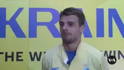 Jadow trägt eine gelbe Trainingsjacke über einem blauen T-Shirt.