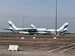 Das Foto zeigt die drei geparkten An-124 am Flughafen Leipzig/Halle