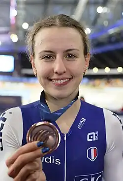 Valentine Fortin mit ihrer EM-Bronzemedaille im Omnium (2024)
