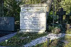 Grabstein mit den Lebensdaten von Erika Berger und ihrem Ehemann Richard Mahkorn.