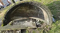 Viertelkugelige Urnennische mit Zierband