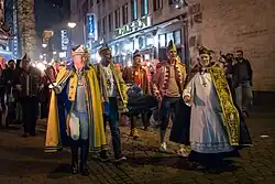 Ein Zug aus Karnevalisten trägt einen Nubbel auf einer Bahre