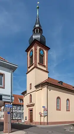 Christuskirche im Ortsbild