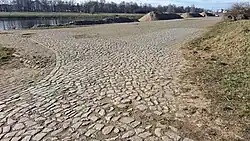 Elbkies-Verladeplatz, Pflasterergänzungen zeigen die Schmalspurgleise 2025