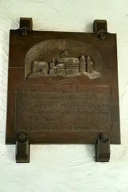 Geschnitzte Informationstafel