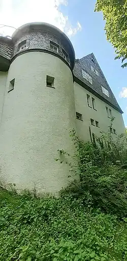 Angriffsseite des Jugendherbergs-baues mit Turm