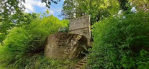 Turm in der Ringmauer mit vorgelagerter kleiner Bastion