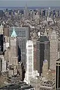 Helles 20&nbsp;Exchange Place promi­nent in Bildmitte, 60 Wall Street und 70 Pine Street rechts. Empire State Building weit im Hintergrund. (2010)