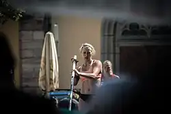 Smietanka guckt konzentriert und hält Stab in der Hand