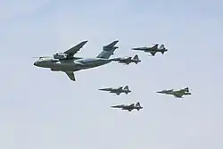 Eine KC-390 in Formation mit F-5M und F-39E der brasilianischen Luftwaffe