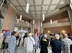 Baukulturelle Vermittlungsarbeit: Exkursion nach Zwickau, Teilnehmende in der Alten Berufsschule Ernst Zinna, 2024, Foto: ZfBK