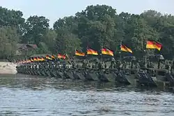 Schwimm­brücke, erbaut von deutschen und britischen Pionieren mit der Amphibie M3 während der Übung Anakonda 2016