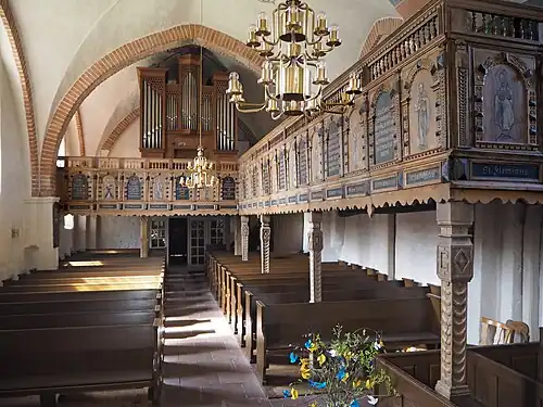 Blick auf die Orgel und die Empore