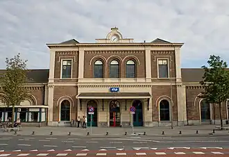 Der Bahnhofsvorplatz mit Bahnhofsgebäude (2013)