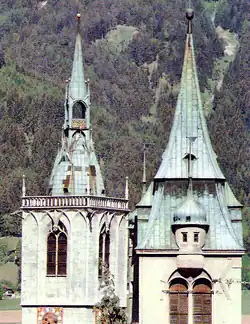 Links der Turm der Pfarrkirche, rechts der Friedhofsturm