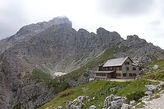 Rifugio Coldài, rechts dahinter der Aufstieg zur Forcella Coldài