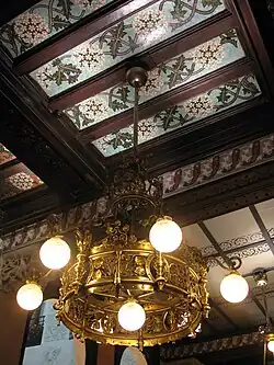 Ausschnitt der Decke mit Bronzeleuchter