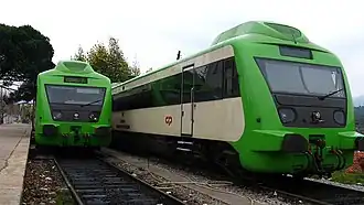 Zwei Triebwagen in Serpins