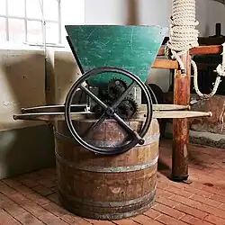 Mobile Abbeermaschine auf einem Bottich