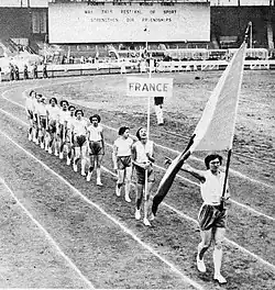 Lucienne Laudré (hier als Fahnenträgerin bei den 4. Frauen-Weltspielen) erreichte Platz&nbsp;zwölf