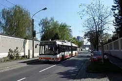 Linz: Langlebige Oberleitungs­masten aus der Anfangszeit des Betriebs, nachträglich zu Straßen­laternen erweitert