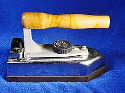 Blockeisenähnliches Bügeleisen mit C16A Gerätestecker nach IEC 60320-1