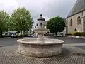 Brunnen vor der Kirche