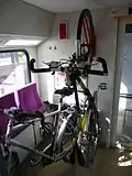 Traglastenabteil mit Fahrradständer im Unterdeck des Triebwagens