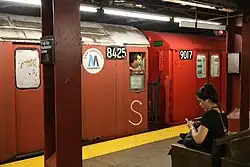 New York: der Zugbegleiter überwacht den Fahrgastwechsel von einem hinten mitlaufenden Führerstand aus