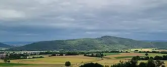 Blick vom Waldrand zwischen Bad Zwesten und Oberurff-Schiffelborn ostnordostwärts zur Altenburg