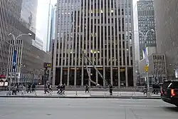 Blick von der Sixth Avenue auf die Basis und den „Sun Triangle“