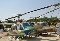 Bell 205 und 212 der 124. Staffel „Rolling Sword“, letztere wurde von zwei Turbinen angetrieben