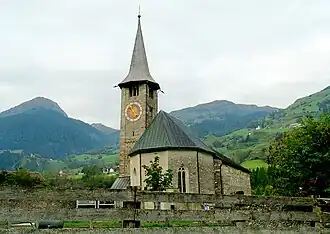 Der Piz Vizan links vom Kirchturm der Kirche Sogn Martin in Zillis