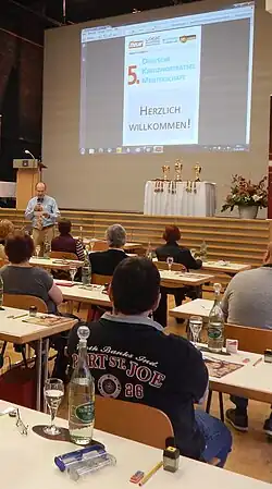 Johannes Susen begrüßt die Teilnehmenden der 5. Deutschen Kreuzworträtselmeisterschaft 2014 in Frankfurt/Main.