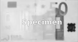 Vorderseite bei 700&nbsp;nm: teilweise verschwindende Farben, die im CMYK-Farbraum gleich erscheinen.